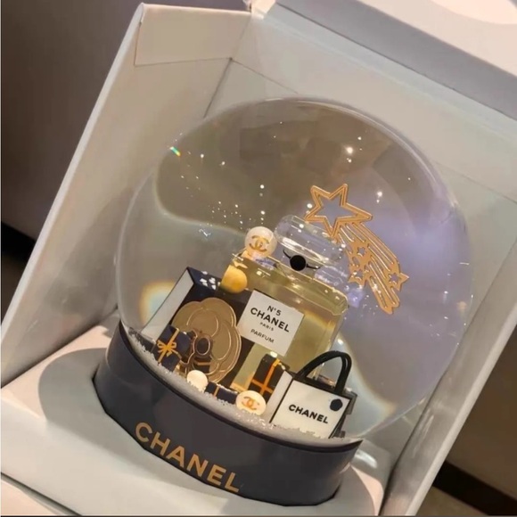 CHANEL BEAUTĒ 2025 Snow Globe ☃️ - Picture 2 of 4